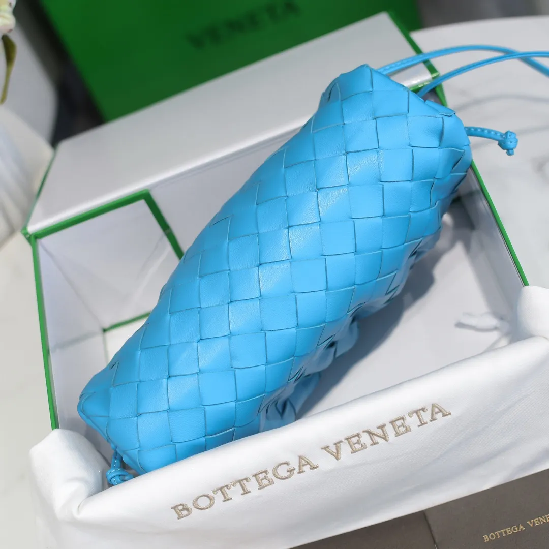 BV cloud bag is in stock, coarse weave, large plaid weave, the pouch cloud bag. Needless to say, this year's most popular bag is not without its reason. The minimalist and slightly wrinkled design is both advanced and a bit lazy. After the new designer came, he directly changed it to a large weave and became super young. It also has a touch of fashion. You must buy it. This year's must-have bag. Size: 22×12×7cm. Real shot ❤️